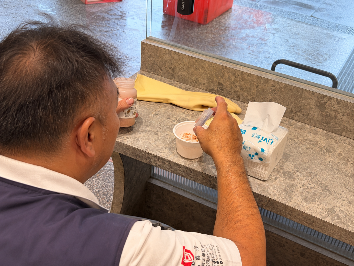 麵包店展示區出現飛蟲，影響商品陳列衛生